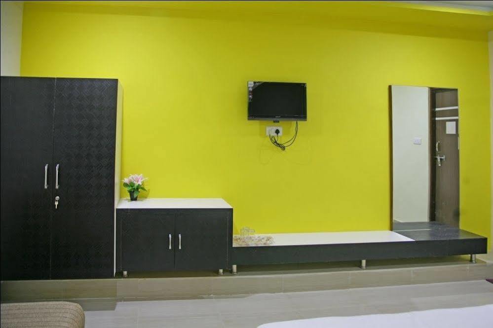 Oyo 2061 Hotel New Holiday Inn Ádzsmir Kültér fotó